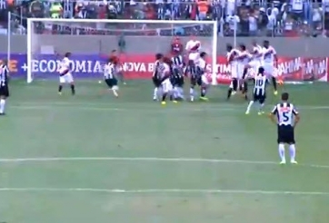 Video bóng đá: Những bàn thắng kinh điển hình quả chuối